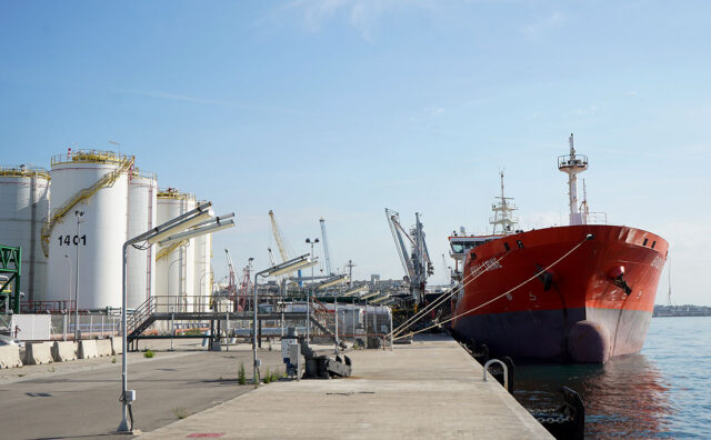 Terminal de graneles líquidos del puerto de Tarragona.