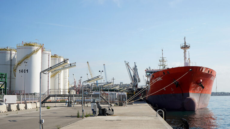 Terminal de graneles líquidos del puerto de Tarragona.