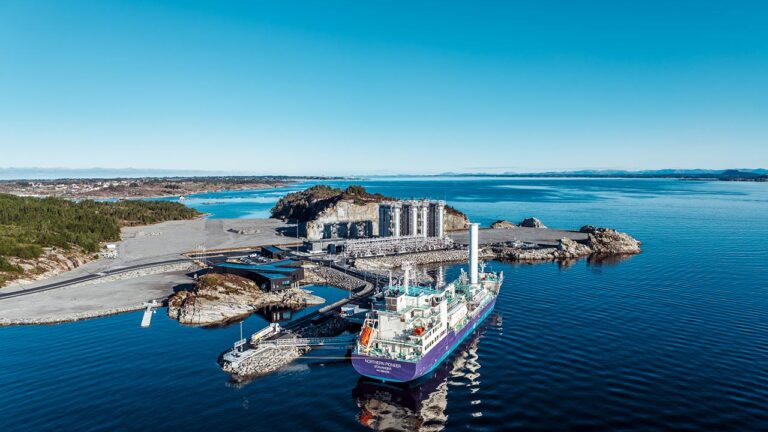 Terminal de descarga para dióxido de carbono licuado de la empresa Northern Lights en Oygarden, Noruega.