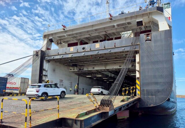 Un buque de Suardiaz en el puerto francés de Marsella.
