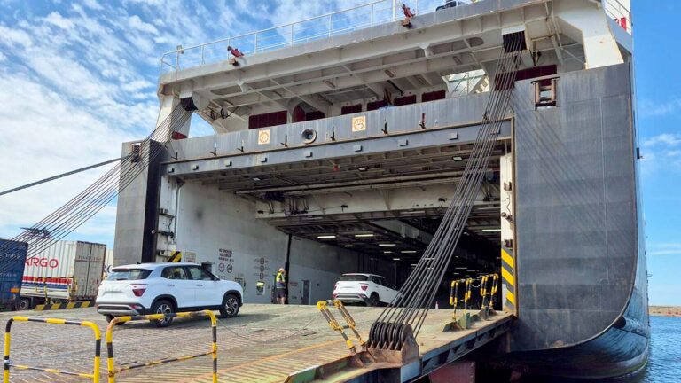 Un buque de Suardiaz en el puerto francés de Marsella.