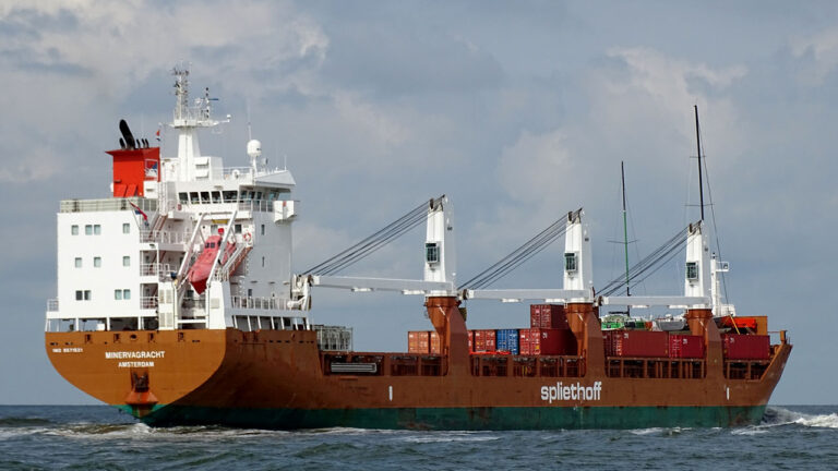 El buque de carga general Minervagracht, operado por la compañía Spliethoff, resultó atacado por los hutíes en el golfo de Adén.