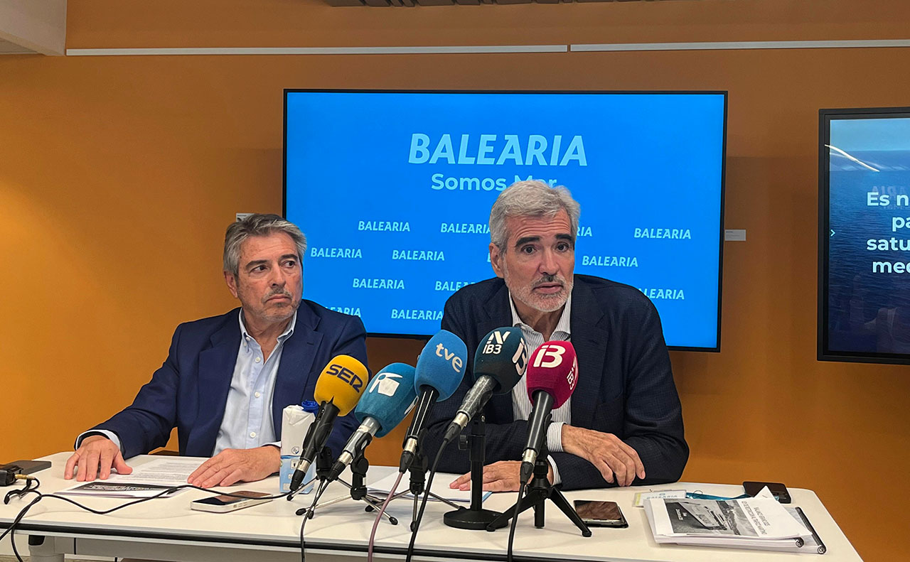 El presidente de Baleària Adolfo Utor (d) durante la rueda de prensa celebrada en Ibiza.