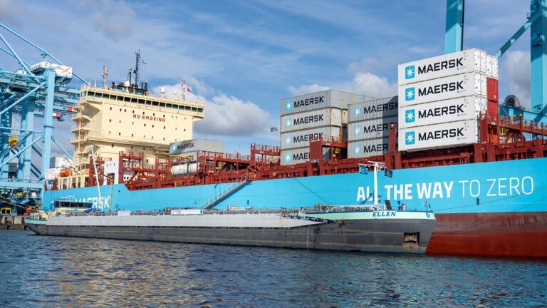 Operación de suministro de metanol como combustible a un buque en el puerto de Róterdam.