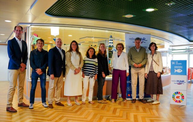 Foto de familia de los participantes en la Jornada de Fred Olsen. De izquierda a derecha: Andrés Marín, director general de Fred. Olsen; Manuel Arbelo, de la Universidad de Las Palmas de Gran Canaria; Juan Ignacio Liaño, director de flota de Fred Olsen; Ángela Pazó, subdirectora general de la Marina Mercante; Natacha Aguilar de Soto, bióloga marina; Tania López-Piñero, de MITECO; María de la Peña Fabiani, de la Universidad de La Laguna; Antonio Fernández, catedrático de la Universidad de Las Palmas de Gran Canaria; y Elena Seco, directora general de ANAVE.