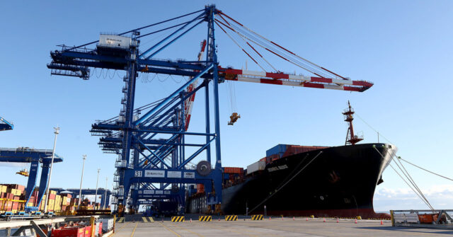 El portacontenedores Istanbul Bridge en el puerto polaco de Gdansk, donde terminó su viaje desde Ningbo (China) por la ruta ártica.