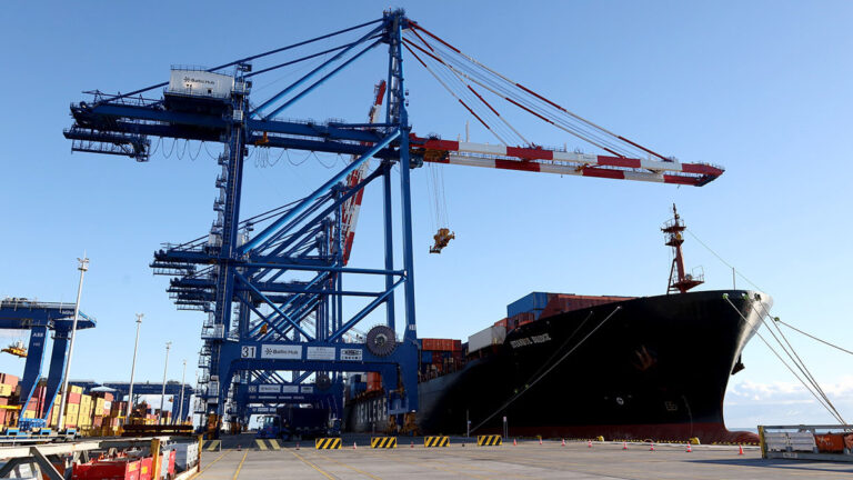El portacontenedores Istanbul Bridge en el puerto polaco de Gdansk, donde terminó su viaje desde Ningbo (China) por la ruta ártica.