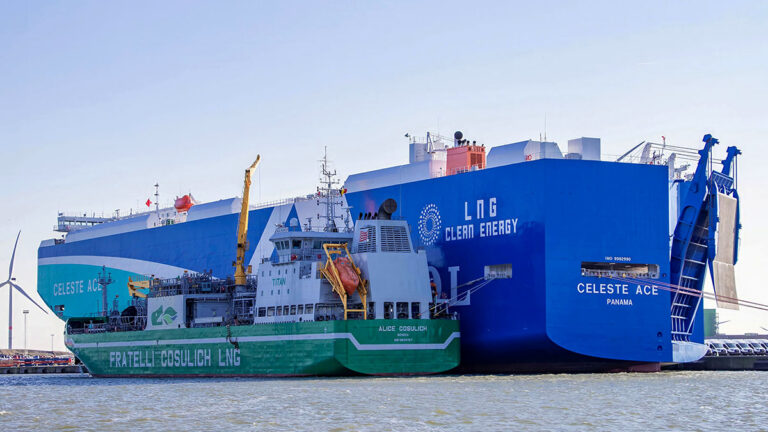 Un buque de Titan Green Fuels suministra GNL a un car carrier / TITAN GREEN FUELS.