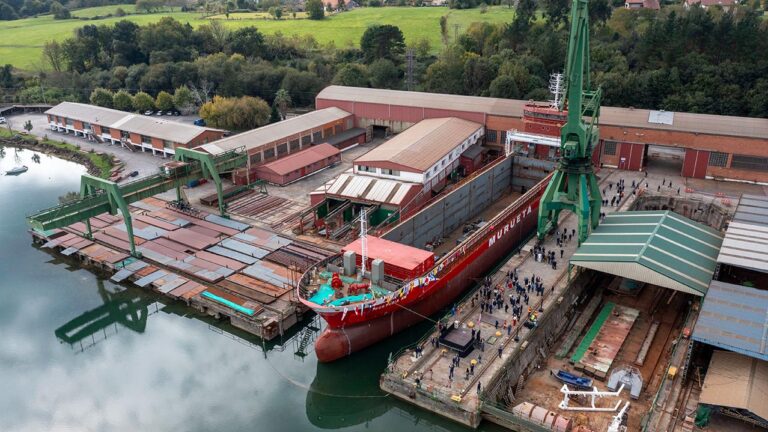 Bendición del Busturia NM, nuevo buque de Naviera Murueta en las instalaciones de Astilleros de Murueta en la ría de Urdabai, Vizcaya.