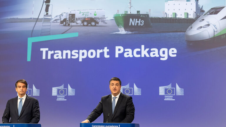 Rueda de prensa de Raffaele Fitto, vicepresidente ejecutivo de la Comisión Europea, y Apostolos Tzitzikostas, comisario europeo, sobre el plan de la red ferroviaria europea de alta velocidad y el plan de inversión en transporte sostenible.