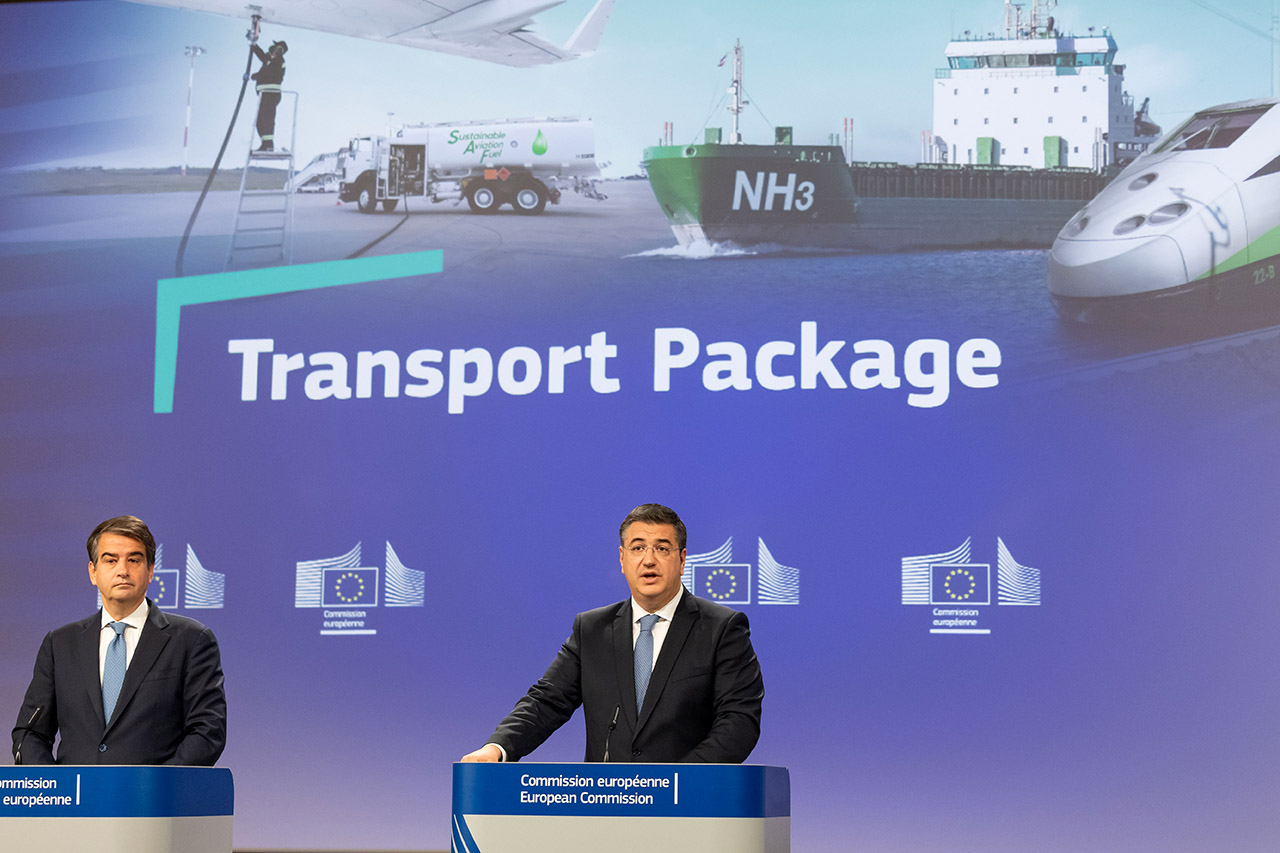 Rueda de prensa de Raffaele Fitto, vicepresidente ejecutivo de la Comisión Europea, y Apostolos Tzitzikostas, comisario europeo, sobre el plan de la red ferroviaria europea de alta velocidad y el plan de inversión en transporte sostenible.