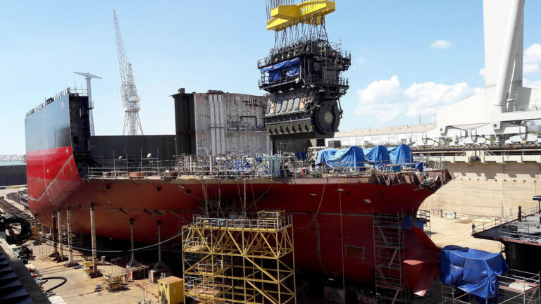 Un petrolero en construcción en un astillero.