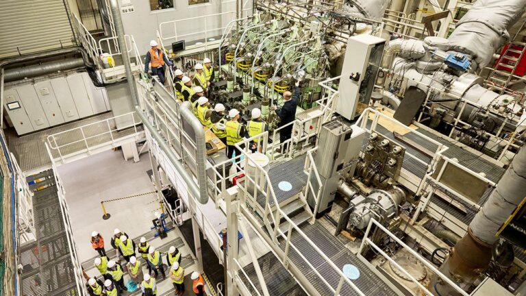 Presentación del nuevo motor de amoniaco de Everlence, en su laboratorio de Copenhague.