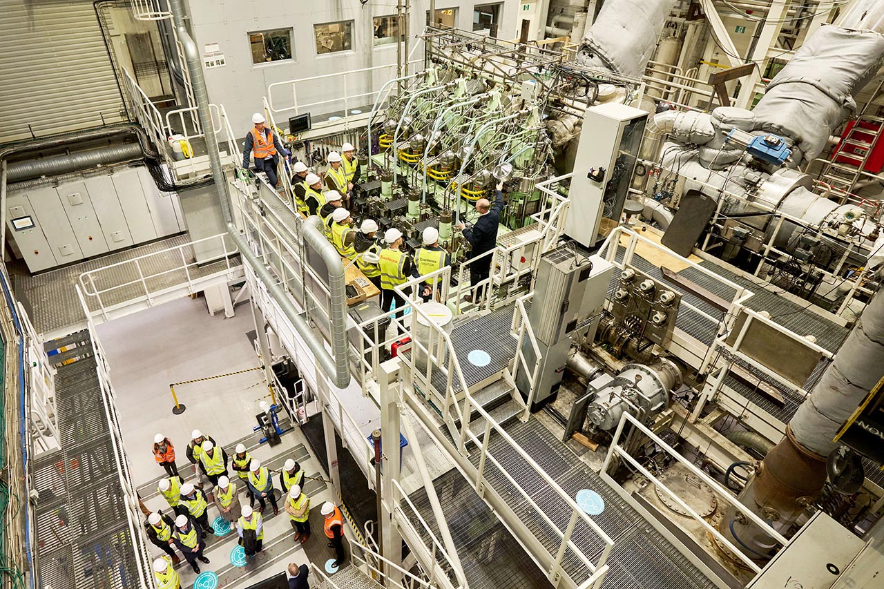 Presentación del nuevo motor de amoniaco de Everlence, en su laboratorio de Copenhague.