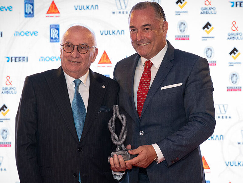 premios-fine2025-caraballo José Luis Caraballo, gerente de Mureloil recibe el premio al Armador destacado de manos de Ignacio Cuenca, director general de VULKAN.