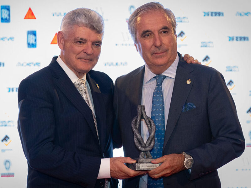 premios-fine2025-riva Luis Guerrero, director de MBG entrega el Premio de Honor 2025 al presidente de Grupo Suardiaz Juan RIVA.