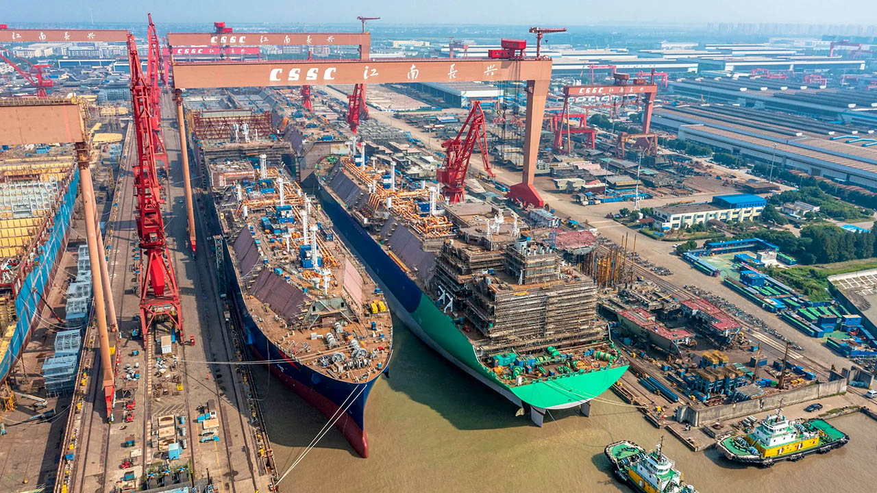 Dos metaneros en construcción en un astillero chino.