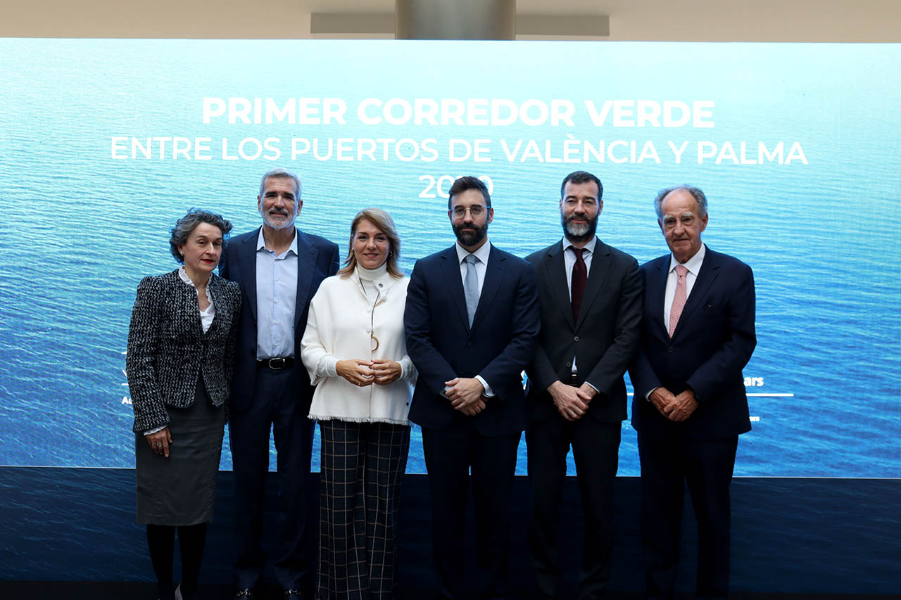 Foto de familia de los firmantes del acuerdo.