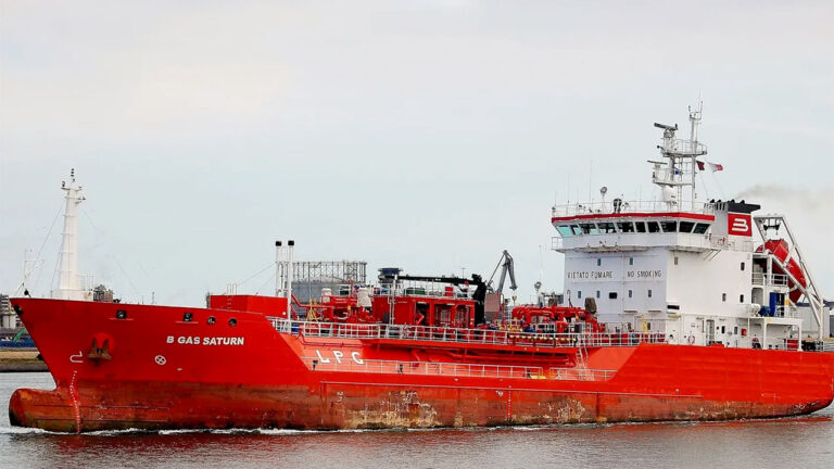 El gasero CGAS Saturn de Christiania Gas atacado por piratas en el golfo de Guinea.