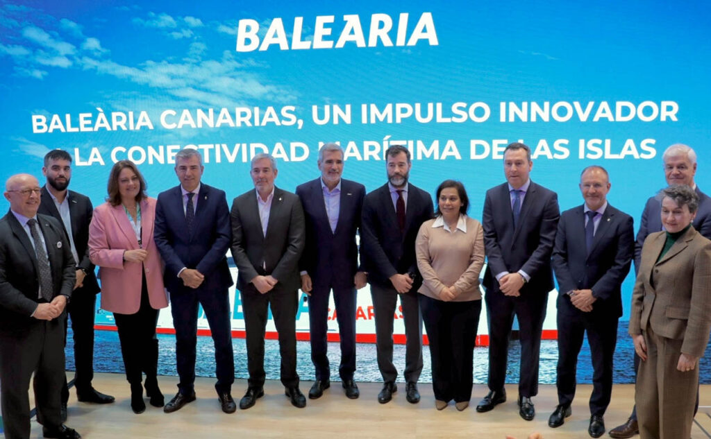 El presidente de Baleària, Adolfo Utor, y el secretario general de transportes aéro y marítimo, Benito Núñez, en el centro de la imagen acompañados de representantes de la naviera y la administración del Estado en Fitur 2026.