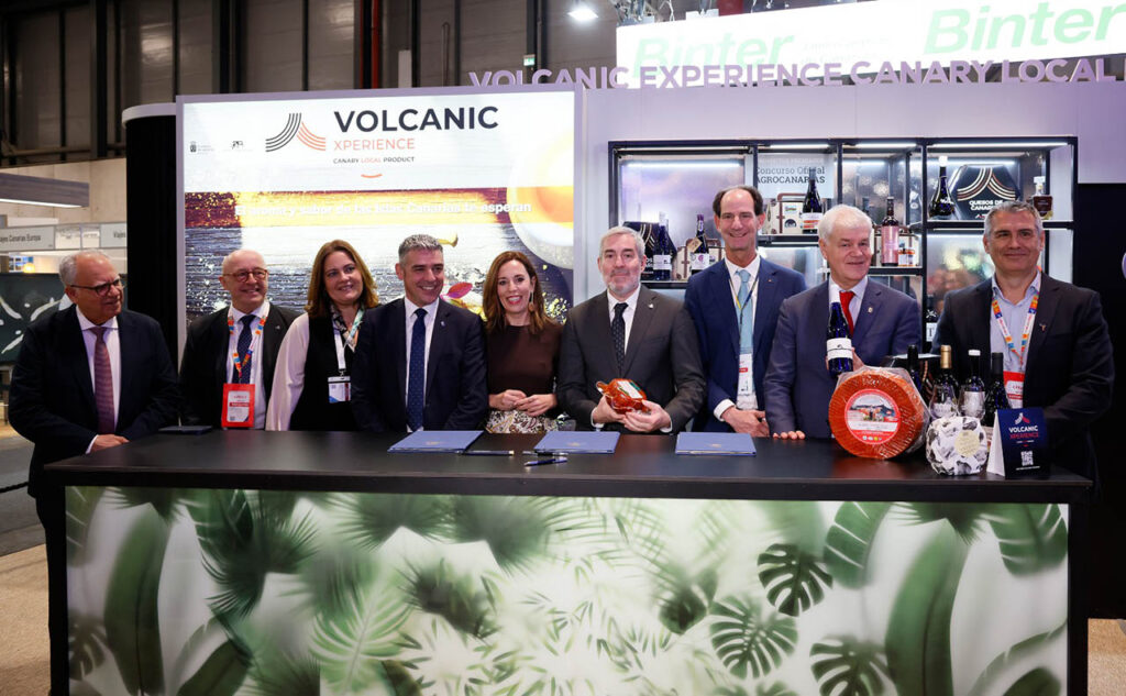 Representantes de Fred. Olsen Express y GMR de Canarias en el pabellón de las Islas Canarias.