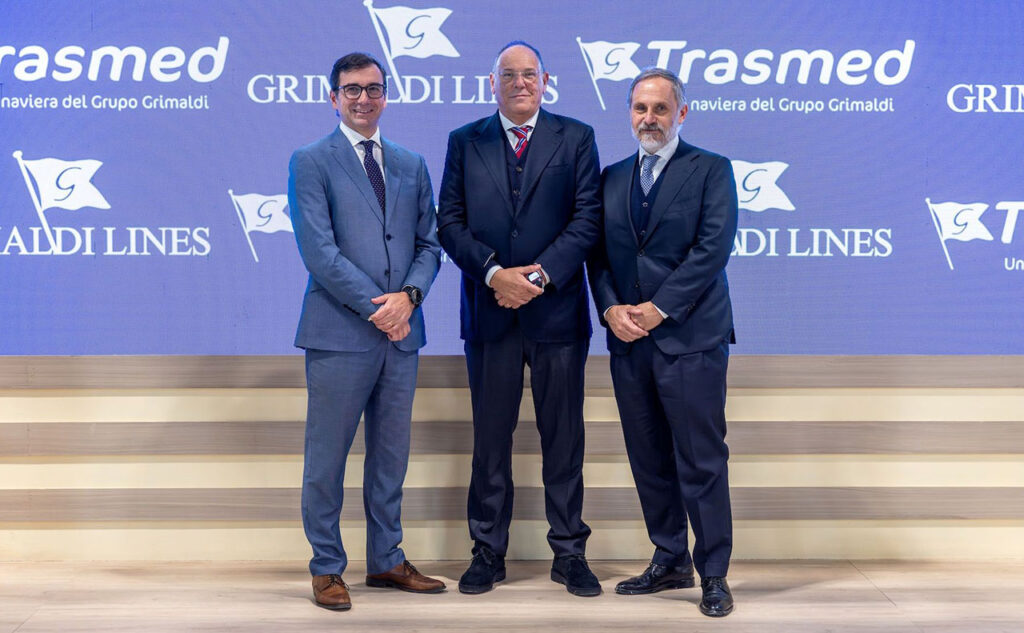 De izquierda a derecha Miguel Pardo, Ettore Morace y Mario Massarotti en el stand de Trasmed / Grimaldi en FITUR .