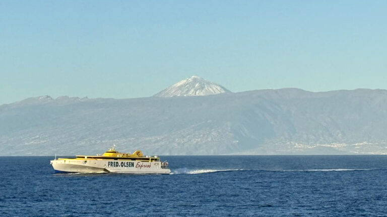 Uno de los trimaranes de a flota de Fred Olsen navega con el Teide de fondo.
