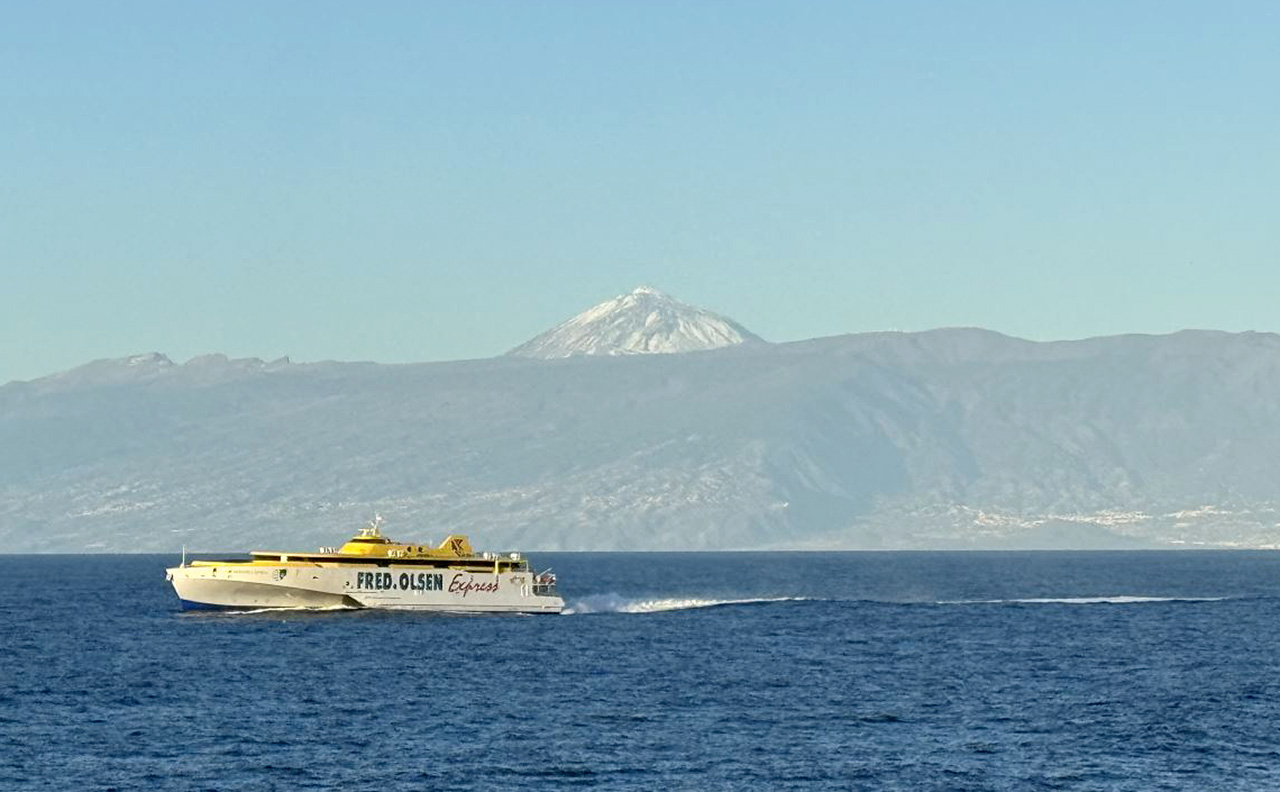 fred-olsen-trimaran-teide Uno de los trimaranes de a flota de Fred Olsen navega con el Teide de fondo.