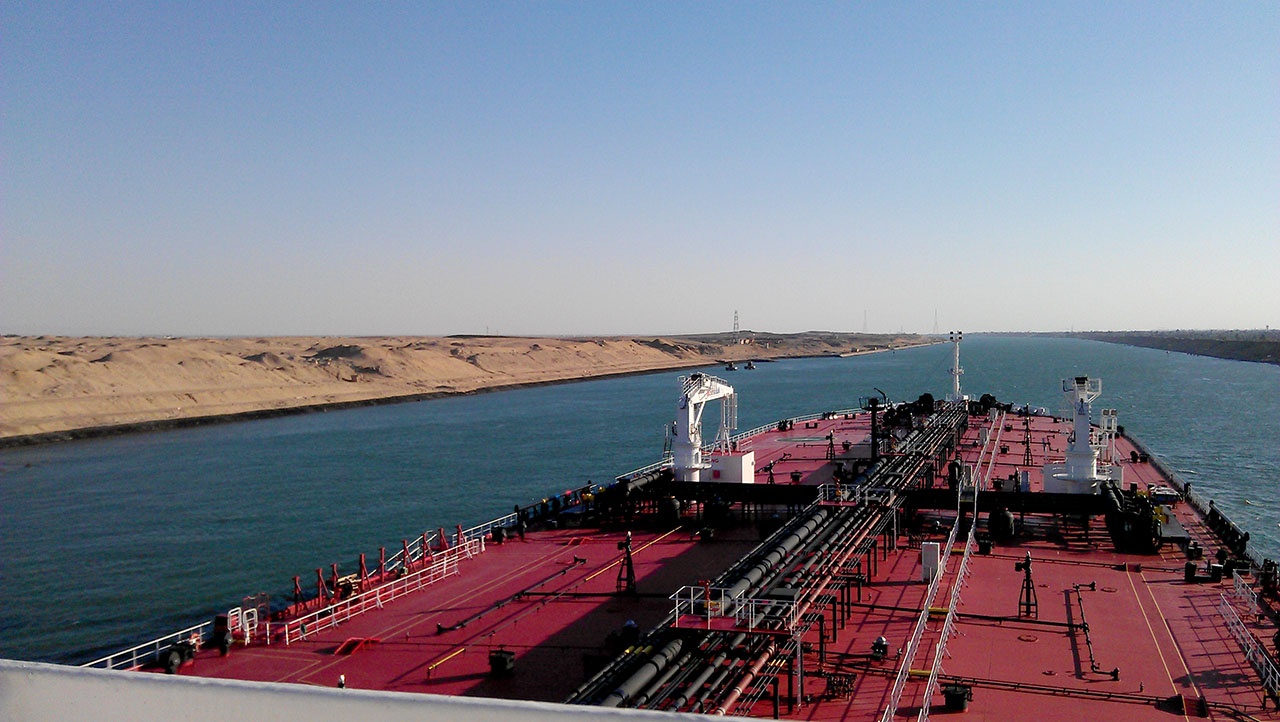 ibaizabal-montestena-canal-suez Un buque petrolero navega por el canal de Suez.