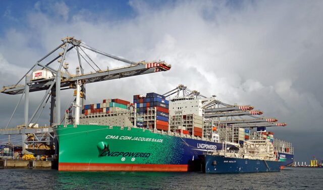 Un portacontenedores toma GNL como combustible en el puerto de Róterdam (Países Bajos).