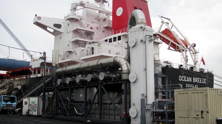 Instalación de un scrubber a bordo de un buque.