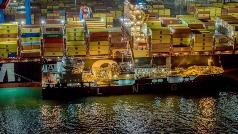 El Avenir Aspiration suministra GNL al portacontenedores MSC Adya, en el puerto de Málaga.