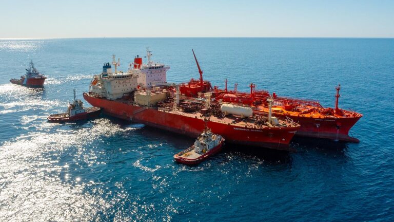 Primera operación de transferencia de amoniaco entre buques, a finales de 2024 en Port Dampier, Australia.