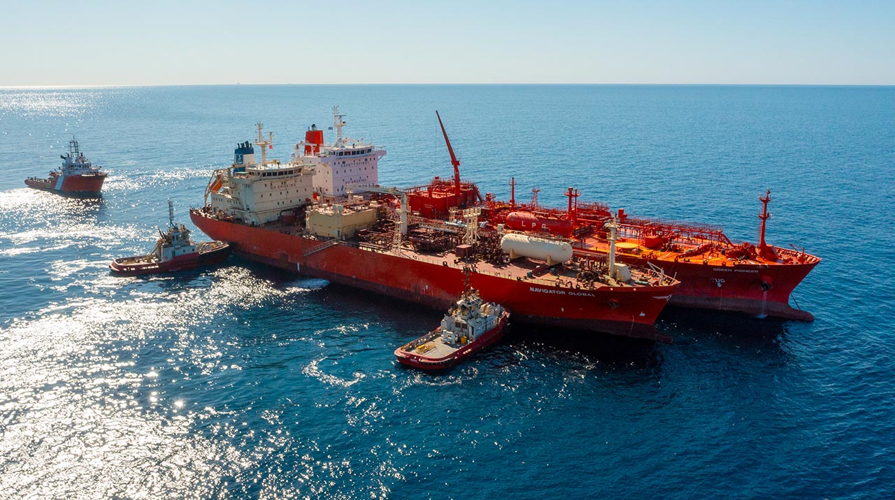 Primera operación de transferencia de amoniaco entre buques, a finales de 2024 en Port Dampier, Australia.