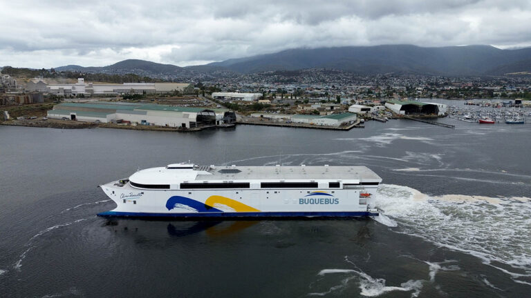 El nuevo ferry eléctrico de Buquebus, China Zorrilla, durante sus pruebas de mar en las instalaciones de Incat en Hobart (Tasmania).