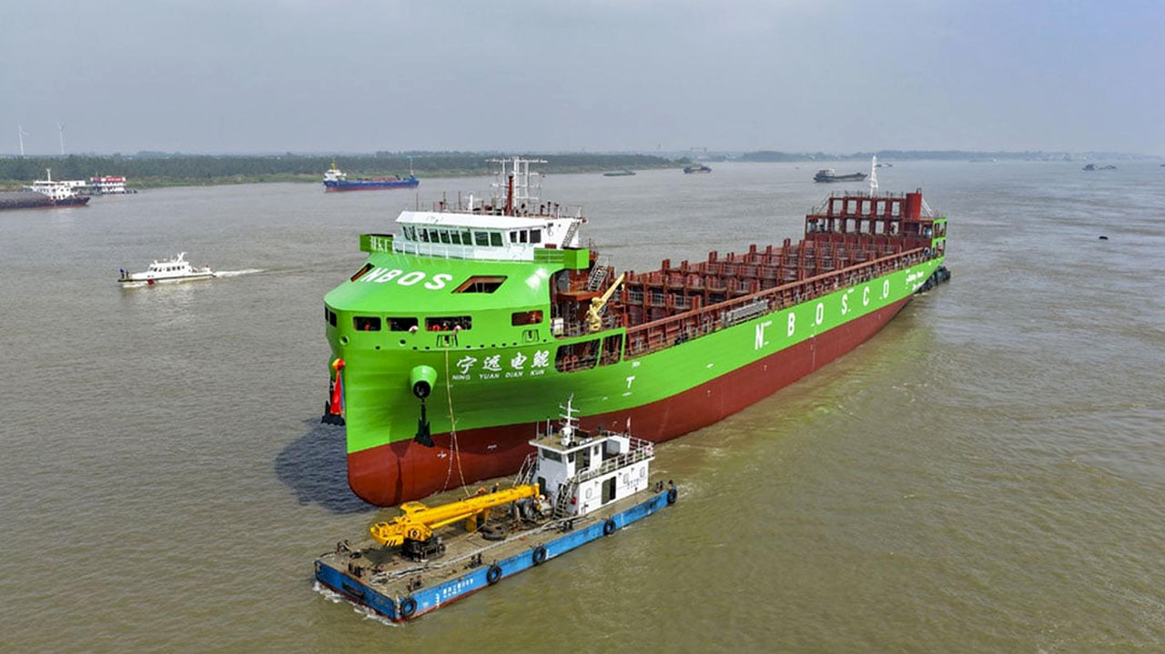 El pequeño portacontenedores eléctrico chino durante sus pruebas de mar.