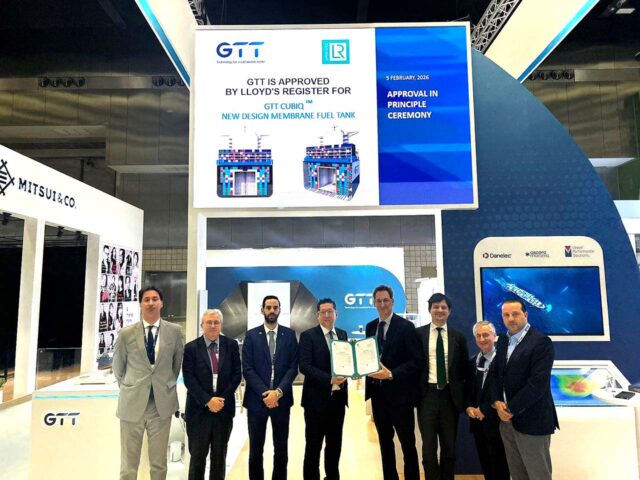 Representantes de Lloyd's Register y GTT en la ceremonia de presentación de la Aprobación en Principio para el tanque cúbico de GNL en Doha, Qatar.