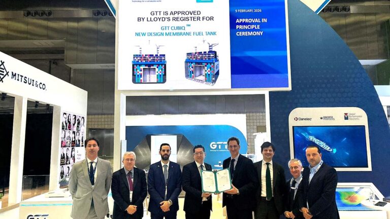 Representantes de Lloyd's Register y GTT en la ceremonia de presentación de la Aprobación en Principio para el tanque cúbico de GNL en Doha, Qatar.