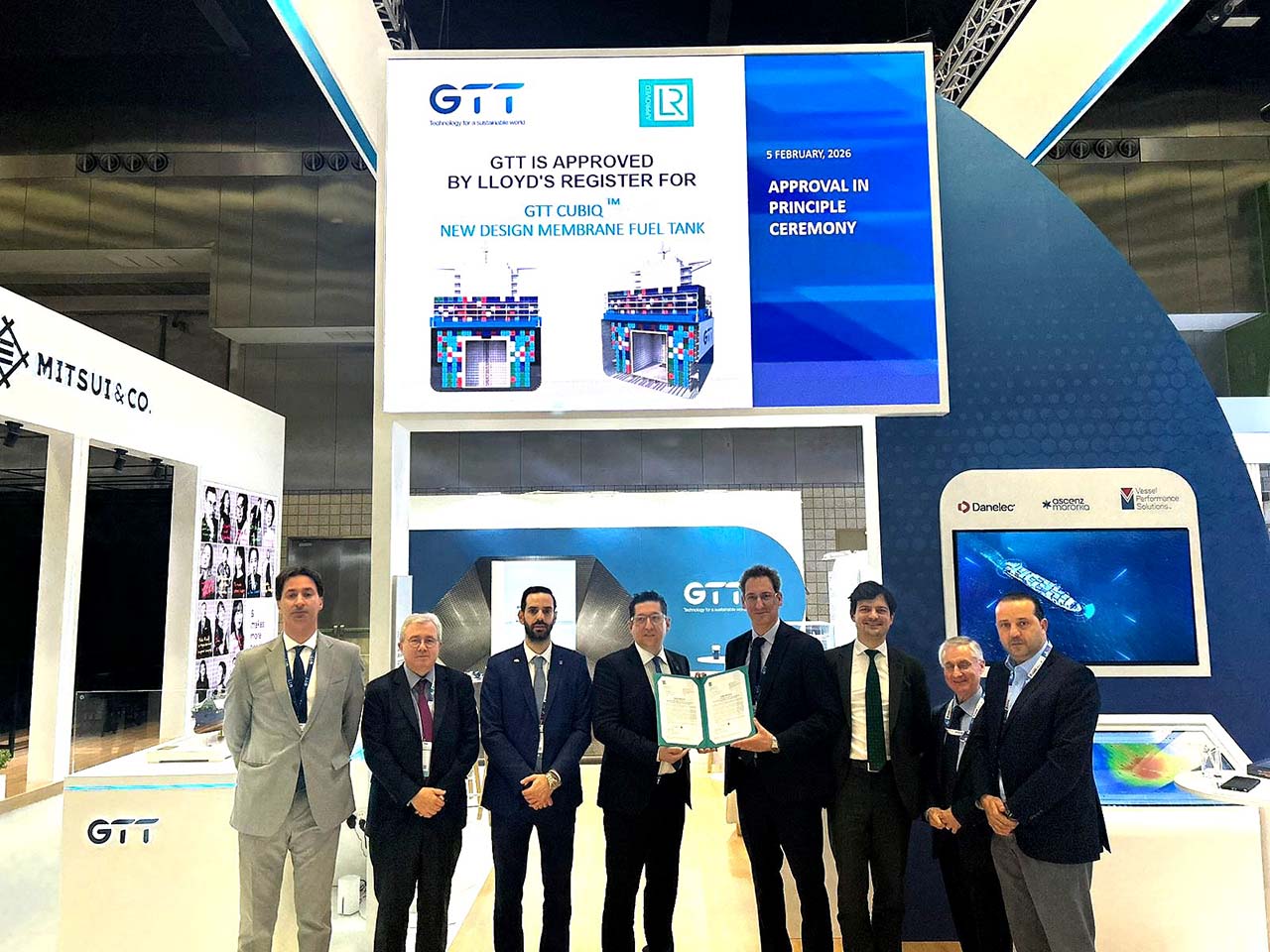 gtt-tanque-cubico-gnl Representantes de Lloyd's Register y GTT en la ceremonia de presentación de la Aprobación en Principio para el tanque cúbico de GNL en Doha, Qatar.