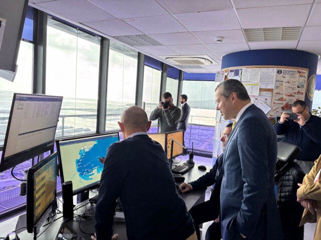 El secretario general de la OMI, Arsenio Domínguez, durante su visita a las instalaciones del puerto de Algeciras.