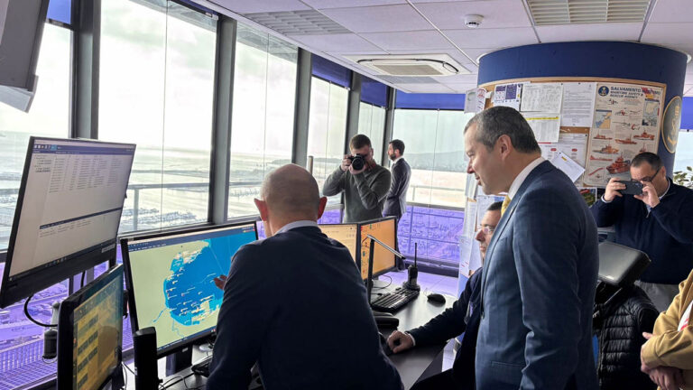 El secretario general de la OMI, Arsenio Domínguez, durante su visita a las instalaciones del puerto de Algeciras.