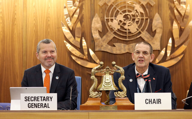 El secretario general de la OMI, Arsenio Dominguez, a la izquierda, y el presidente del Subcomité de Diseño y Construcción Naval, Erik Tvedt.