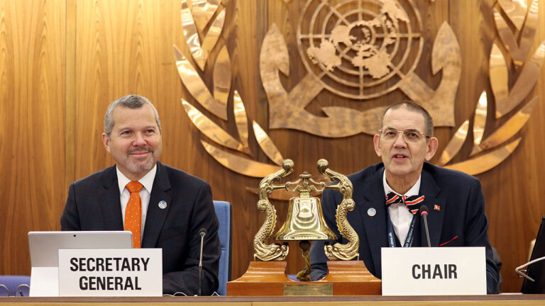 El secretario general de la OMI, Arsenio Dominguez, a la izquierda, y el presidente del Subcomité de Diseño y Construcción Naval, Erik Tvedt.