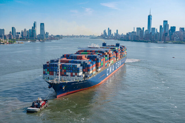 Un portacontenedores se dirige al puerto de Nueva York.