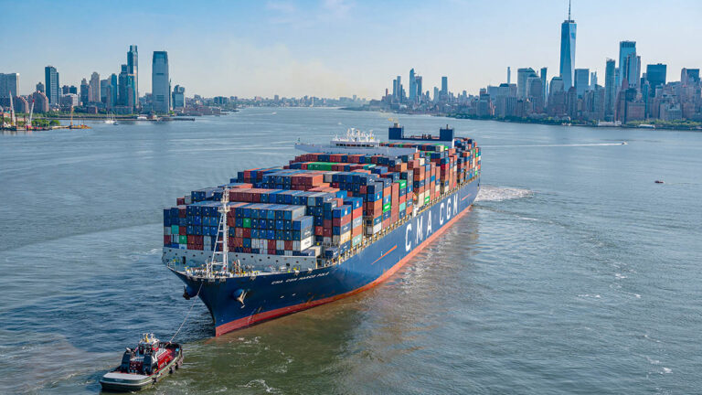 Un portacontenedores se dirige al puerto de Nueva York.