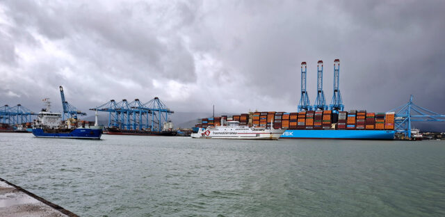 Varios buques operan en el puerto de Algeciras.