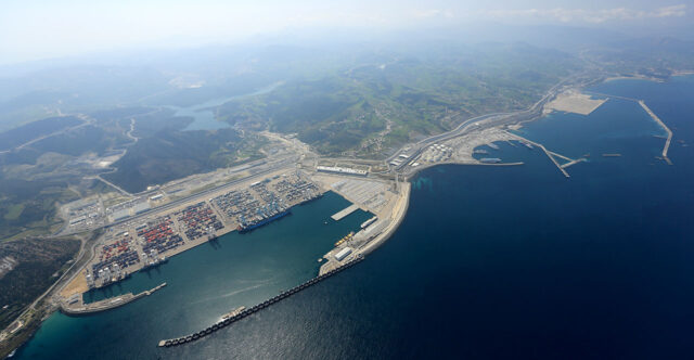 Imagen aérea del puerto de Tanger Med con las terminales de contenedores en primer término.