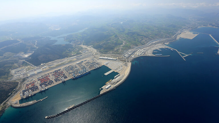 Imagen aérea del puerto de Tanger Med con las terminales de contenedores en primer término.