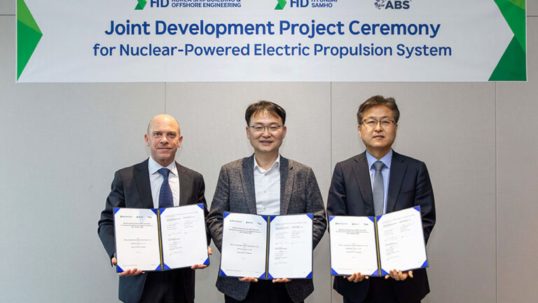 Los representantes de ABS y Hyundai en la firma del acuerdo.