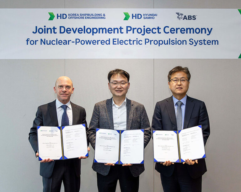 Los representantes de ABS y Hyundai en la firma del acuerdo.